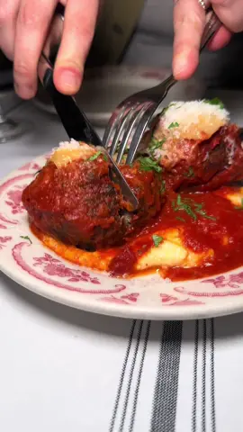 Little Nonna’s is a staple of Philly’s Midtown dining scene, and their patio area is the perfect destination for your next girls’ night. We got carafes of wine, so many appetizers, and what felt like endless pasta. The Meatballs here are special and delicious. And any Garlic Bread that comes with a whole roasted head of garlic on the side is everything!! Don’t skip the Tiramisu for the dessert & be sure to tell ‘em PFAB sent ya! 📍1234 Locust Street Philadelphia PA 19107📍 #pfab #phillyfoodandbarrs #Foodie #fyp #food 