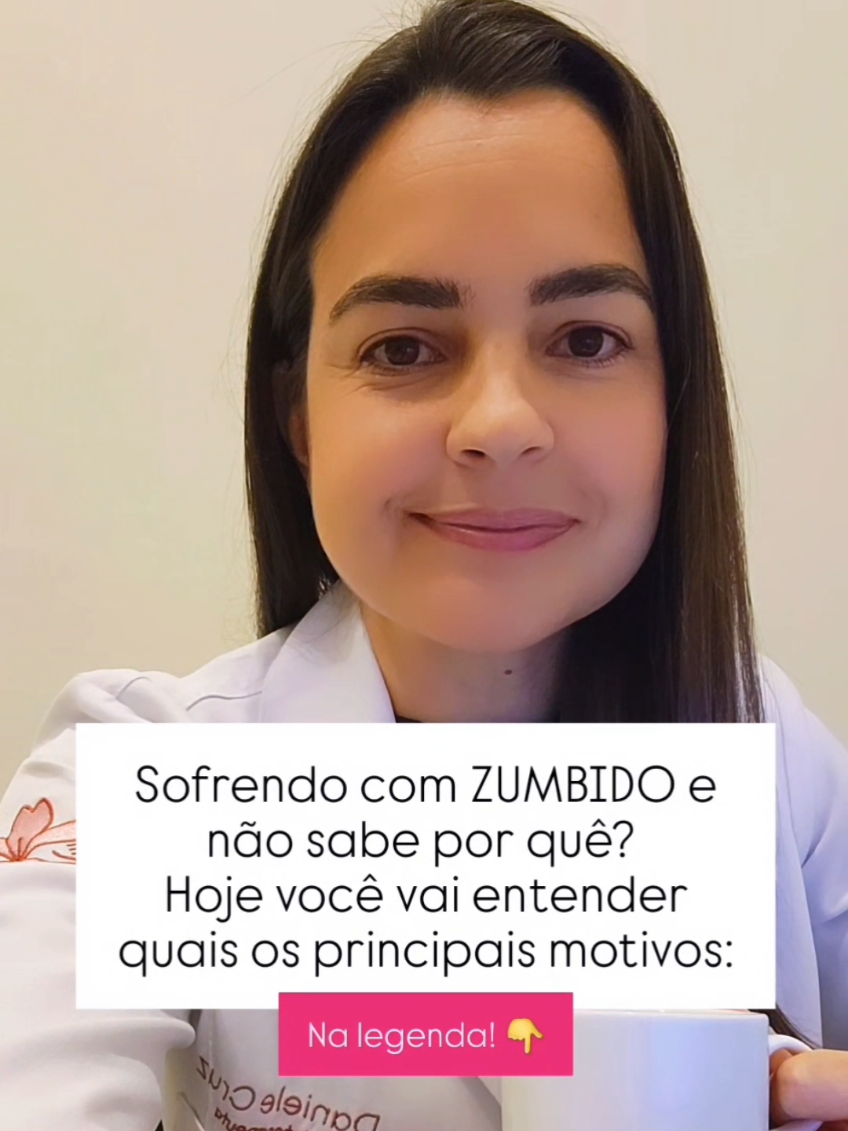Zumbido é um sintoma multifatorial, ou seja, as suas causas são diversas e podem envolver uma combinação de fatores, portanto, exige avaliação e tratamento MULTIDISCIPLINAR. ⚠️ O profissional precisa te explicar sobre as CAUSAS E INFLUÊNCIAS do seu sintoma. Se isso ainda não está claro para você, busque outros profissionais! 👂E a perda de audição? A perda ou lesão auditiva é a base do sintoma. Toda pessoa que percebe zumbido tem! Mas entenda, na maior parte dos casos não é somente isso que está envolvido na percepção e agravamento do sintoma. As principais causas envolvidas são: acúmulo de cera ou secreção, infecção e doenças do labirinto, efeito colateral de medicamentos, alterações metabólicas, como inflamação crônica, resistência insulínica e alterações da tireoide, além de problemas musculoesqueléticos como bruxismo e DTMs. O que você pode fazer AGORA para reduzir o sofrimento e incômodo desse sintoma: • Reduza ou evite completamente o consumo de cafeína, álcool e cigarro. • Procure ter uma alimentação limpa e densa, priorizando alimentos ancestrais como carnes e ovos, complementando com vegetais e frutas com moderação e somente de sobremesa, isso evita picos glicemicos e mantém o seu metabolismo mais equilibrado.  • Mantenha uma boa hidratação e atividade física em dia. • Procure expor-se à luz solar nas primeiras horas da manhã para regular o ritmo circadiano e biológico.  • Mantenha o sono em dia com a prática de bons hábitos de higiene do sono.  Todos esses hábitos são essenciais para regulação e reparação hormonal e de neurotransmissores, melhorando o seu sono, humor e percepção do sintoma.  • Mantenha o ambiente sempre enriquecido com algum estímulo sonoro, ruídos ou música com volume baixo, para que procure sempre desviar a atenção do zumbido. Agora me conta nos comentários se já está colocando em prática esses hábitos e qual sua maior dificuldade ao lidar com o zumbido para eu tentar te ajudar 😉👇 Dani Cruz 🌸 • Fisioterapeuta Capacitada em zumbido  • Graduanda em Nutrição. CREFITO 3 151.278-F  📍Atendimento presencial na cidade de Amparo e Serra Negra ou Atendimento on-line.  📱Mais informações e agendamento pelo WhatsApp  19. 99748.5597