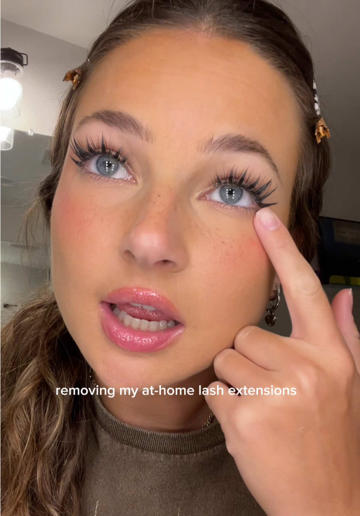 removing my at home lash clusters 💅🏼💅🏼💅🏼