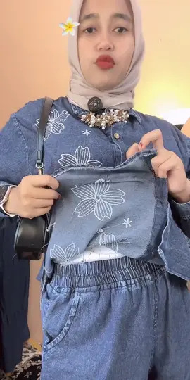 Cantik nya set jeans bordil, apalagi yg makan kmu , pasti makin cantik#jeans #setelanwanita #baju #tiktoklive #livehighlights 