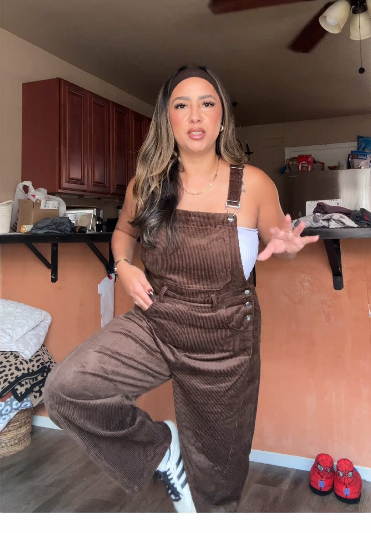 The cutest fall staple piece 🤏🏽🤏🏽🤎🍂 #overalls #overallsoutfits #cuteoutfits #fallfashion #fallootd 