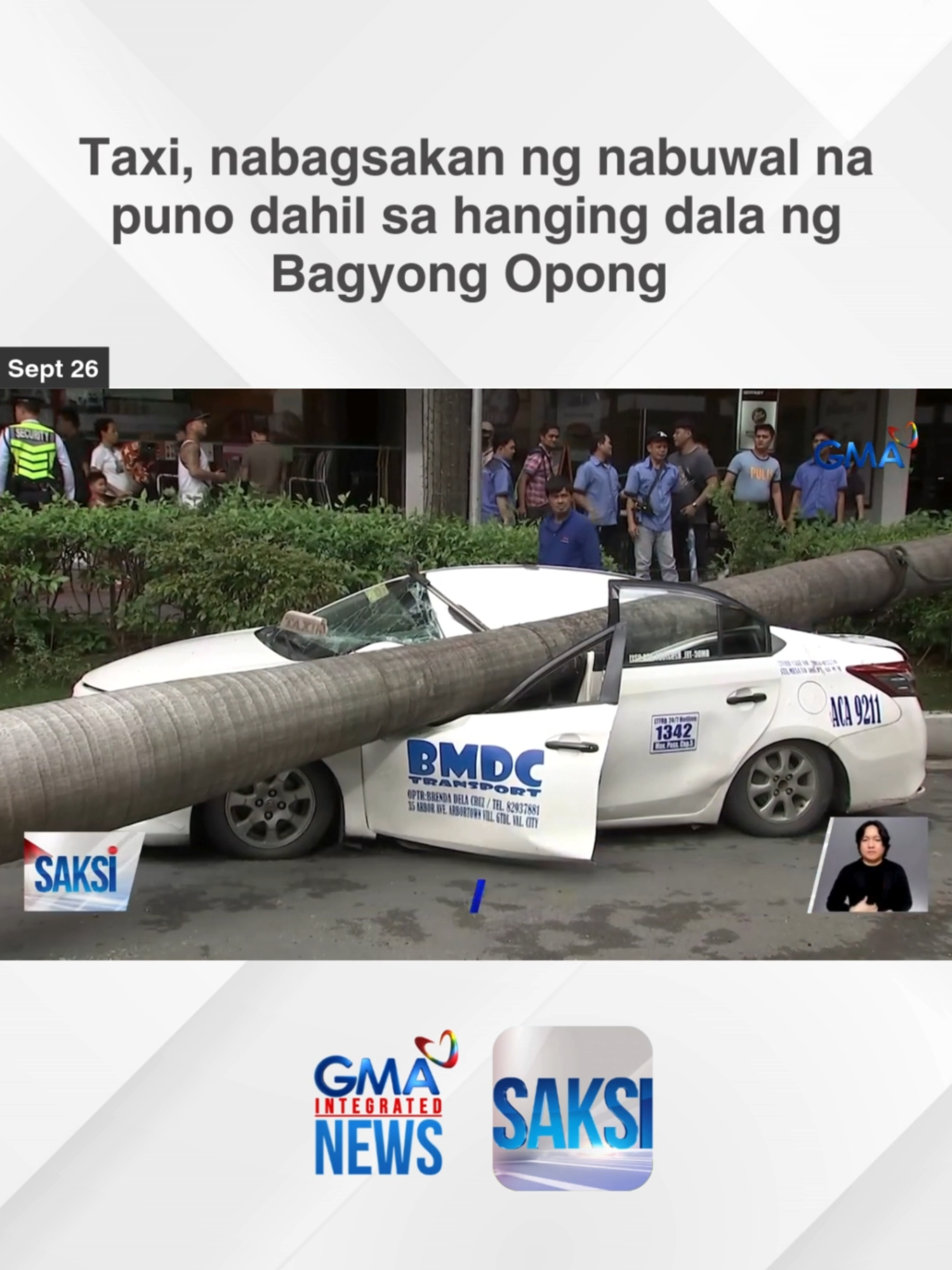 Wasak ang isang taxi matapos mabagsakan ng nabuwal na puno sa Quezon City. Dahil 'yan sa lakas ng hanging dala ng Bagyong #OpongPH.