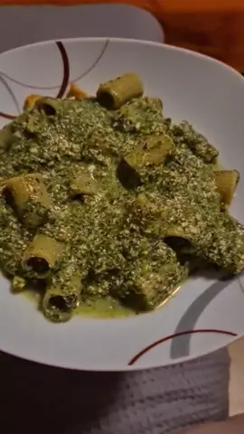 🍝 Creamy Spinach-Pasta mit saftigem Hähnchen 🥬🍗🧄🧀 ✨ Zutaten (für 1 Portion) ✨ 🍜 100–120 g Nudeln nach Wahl 🥬 200 g junger Spinat (gehackt, TK geht auch) 🧀 120 g Ricotta 🍗 150–180 g Hähnchenbrustfilet 🧂 20–30 g Parmesan 🥣 1 L Gemüsebrühe 🧄 Zwiebel + Knoblauch nach Geschmack 🌿 Kräuter nach Wahl (z. B. Basilikum, Petersilie) 👩‍🍳 Zubereitung 1️⃣ Hähnchen marinieren (z. B. mit Olivenöl, Salz, Pfeffer & Kräutern) und braten, bis es schön goldbraun ist. 🔥 2️⃣ In einem großen Topf Nudeln, Spinat & Zwiebeln zusammengeben. 3️⃣ Mit 1 L Gemüsebrühe aufgießen und 15 Minuten köcheln lassen. 4️⃣ Vom Herd nehmen, Ricotta & Parmesan unterrühren 🥄 und 5 Minuten ziehen lassen. 5️⃣ Hähnchen auf den Teller geben und mit der cremigen Spinat-Pasta toppen. 💚 💡 Tipp: Für eine vegetarische Variante einfach das Hähnchen weglassen! 🌱 📊 Nährwerte pro Portion (mit Hähnchen, ca.): ⚡ Kalorien: ~600–650 kcal 🍗 Protein: ~50 g 🥖 Kohlenhydrate: ~50–55 g 🥑 Fett: ~20–25 g 📸 Perfekt für ein schnelles & gesundes Abendessen! Probier’s aus & markiere mich! 💚 Folge mir für mehr Rezepte 🫶 #Foodie #pasta #spinachpasta #onepotpasta  #healthyrecipes 