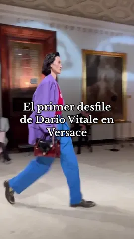 Los colores, las siluetas, los estampados… El nuevo @VERSACE trae mucho de los 80s, pero también mucho de su nuevo director creativo, Dario Vitale. Así ha sido su primer desfile al frente de la firma italiana ✨ #MFW #Runway #modaentiktok #versace #desfiles 