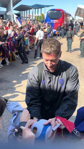 Lewandoski es una gema! Golea y atiende a sus fans 🤩 #lewandowski  #fcbarcelona🔵🔴  #fans 