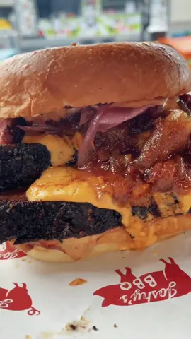 THE HOLY GRAIL 🙏🏻🔥 The ultimate Saturday feed to calm those AFL jitters! PACKED WITH 👉🏻 Sliced 16hr brisket, charred jalapeno queso cheese sauce, bacon jam, chipotle mayo + bbq sauce. OPEN 11am - 8pm 📍246 Wellington Street Launceston Order online at: https://joshysbbq.com/ . . . #joshysbbq #tasmanianbbq #bbqlovers #burger