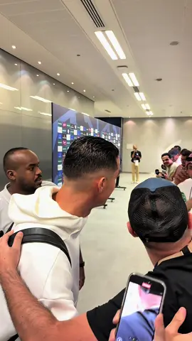 تصورت مع الأسطورة كريستيانو رونالدو 🤩🐐💛🎥#alnassr #sportsontiktok #spl #cristianoronaldo #ronaldo 