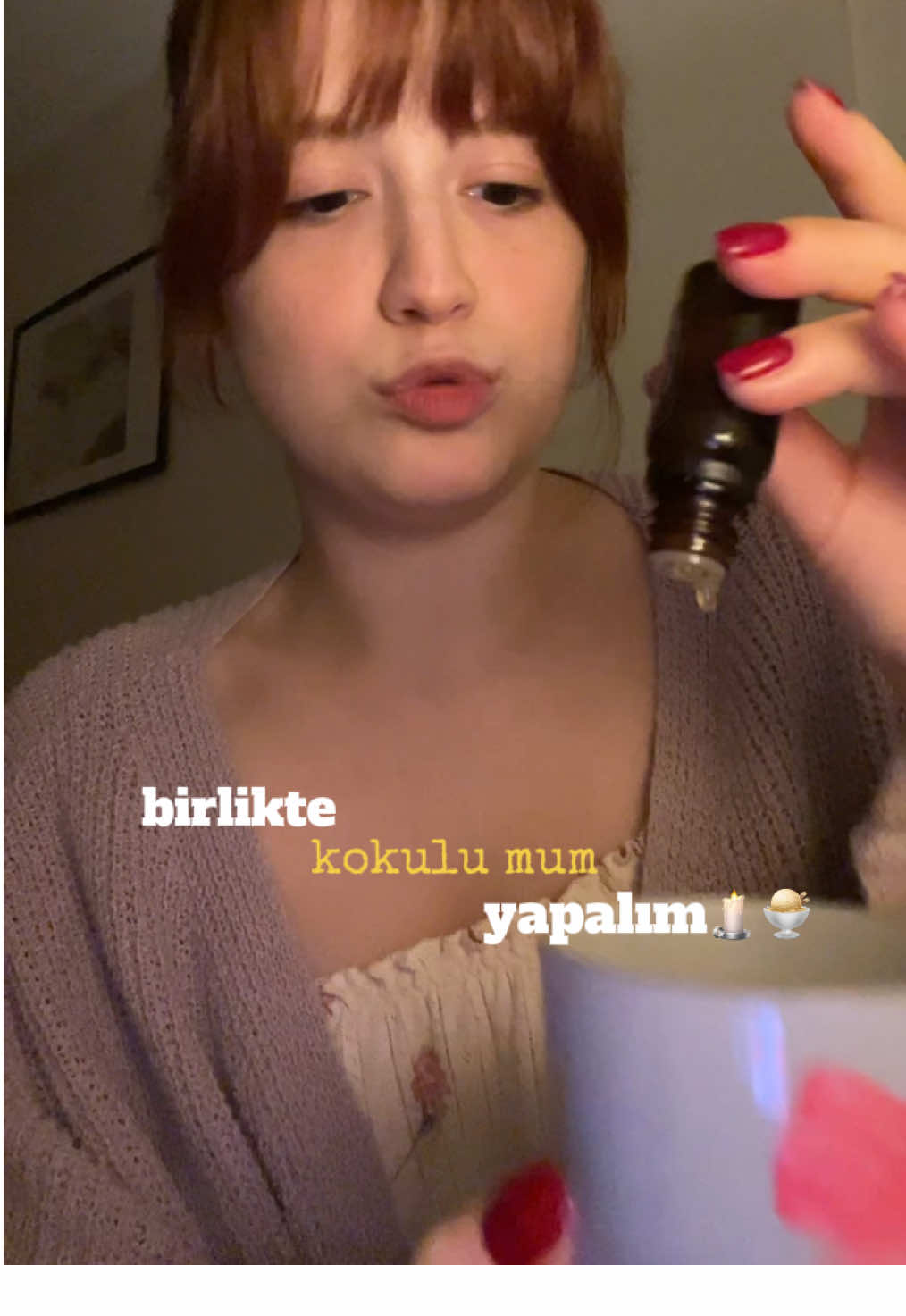 iyi geceler güzel koku bağımlısı kızlarımm🫶  evdeki kokusuz mumlarınızı değerlendirebilmeniz için böyle çok basit yaptığım bir şeyi paylaşmak istedim 🤍 yine de mum önerilerinizi almayı çok isterim malum cozy havalara geçiş yapınca her yer mum olsun istiyorum 🫶 Reklam yok • #mum #kokulumum #vanilya #vanilyalımum #vanilyakokusu #vanilyayağı #viral #trend #keşfet #fyp #fypage #fypシ゚ 