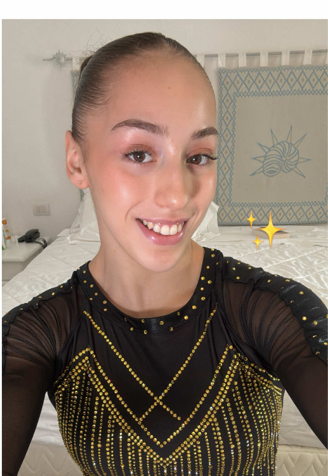Ça m’avais manqué de me préparer avec vous 💕 Produits utilisés : Mascara @Maybelline France  Base cils @Diorbeauty  Gel sourcils @Anastasia Beverly Hills  Paillettes @diorbeauty Base @milkmakeup  Bronzer stick @Maybelline France Blush liquide @Lancôme  Anticerne @Fenty Beauty  Highlighter @tarte cosmetics  Poudre compact @Charlotte Tilbury  Poudre libre @Huda Beauty  Bronzer poudre @YSL Beauty  Blush poudre @yslbeauty Highlighter poudre @tartecosmetics Spray fixateur @Huda Beauty Laquelle pour le visage @L’Oréal Paris  #TikTokBeauty #makeup #grwm 