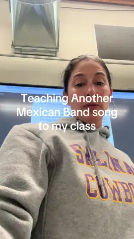 La Chapa teaching La Chona to Salinas HS Band. #hsbands #lachona #salinas #marchingband @LosTucanesDeTijuana @SHS Band 🎶 