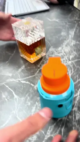 😂 Típico: un cliente vino reclamando porque pedía perfume de hombre y según él le dimos uno de mujer… pero en realidad era unisex. En Comprar en Chile pasa de todo, y a veces hasta los perfumes generan más discusiones que el fútbol. Perfumes árabes y de diseñador que no entienden de etiquetas, solo de oler bien. #perfumes #comprarenchile #perfumeschile #perfumería #perfumesarabes   