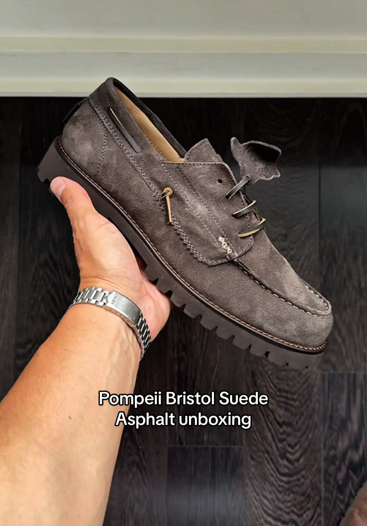 ASMR unboxing of my new suede boat shoes from @pompeiibrand, those are actually so clean! #asmrunboxing #unboxing #shoppinghaul #boatshoes #menfashion 