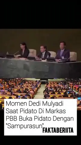 Pidato Dedi Mulyadi saat berpidato di Markas PBB kembali viral. Adapun hal itu terjadi pada Agustus 2015, saat Dedi masih menjabat sebagai Bupati Purwakarta. Dedi saat itu, diundang untuk berbicara di International Young Leader Assembly (IYLA) atau Majelis Pemimpin Muda Internasional, sebuah konferensi yang dihadiri oleh 700 peserta dari 90 negara.  Dedi Mulyadi menyampaikan gagasannya tentang kearifan lokal Sunda, yang menurutnya dapat menjadi solusi untuk tantangan global. Poin-poin utama yang ia sampaikan meliputi:  - Kecenderungan teknologi yang konsumtif: Dedi menyoroti bagaimana teknologi justru seringkali dimanfaatkan secara konsumtif, yang menyebabkan pemborosan dan membuat masyarakat desa menjual lahan produktifnya untuk memenuhi gaya hidup. - Pentingnya basis budaya desa: Ia menekankan bahwa desa harus mempertahankan basis budayanya sebagai kekuatan bangsa. Menurutnya, desa yang kuat budayanya dapat menjadi penyeimbang peradaban bagi masyarakat kota dan negara maju. - Hubungan antara teknologi dan kebudayaan: Dedi menjelaskan bahwa teknologi seharusnya menjadi alat advokasi untuk mengembangkan nilai-nilai kebudayaan di pedesaan. - Islam Nusantara: Ia juga menjelaskan konsep Islam Nusantara, yaitu Islam yang berakar pada budaya lokal di Indonesia. Menurutnya, Islam berbasis budaya ini dapat memberikan gambaran yang harmonis dan beradab tentang Islam di mata internasional. Saat berpidato, Dedi Mulyadi tampil dengan mengenakan pakaian khas Sunda, yaitu iket dan baju pangsi, untuk menunjukkan identitas budayanya.  Pidato Dedi Mulyadi di PBB menarik perhatian luas, baik di Indonesia maupun di internasional. Gayanya yang lugas dan berani menyampaikan gagasan tanpa teks mendapat pujian.  Media nasional seperti detikNews dan media internasional seperti Voice of America (VOA) Indonesia turut meliput peristiwa ini.