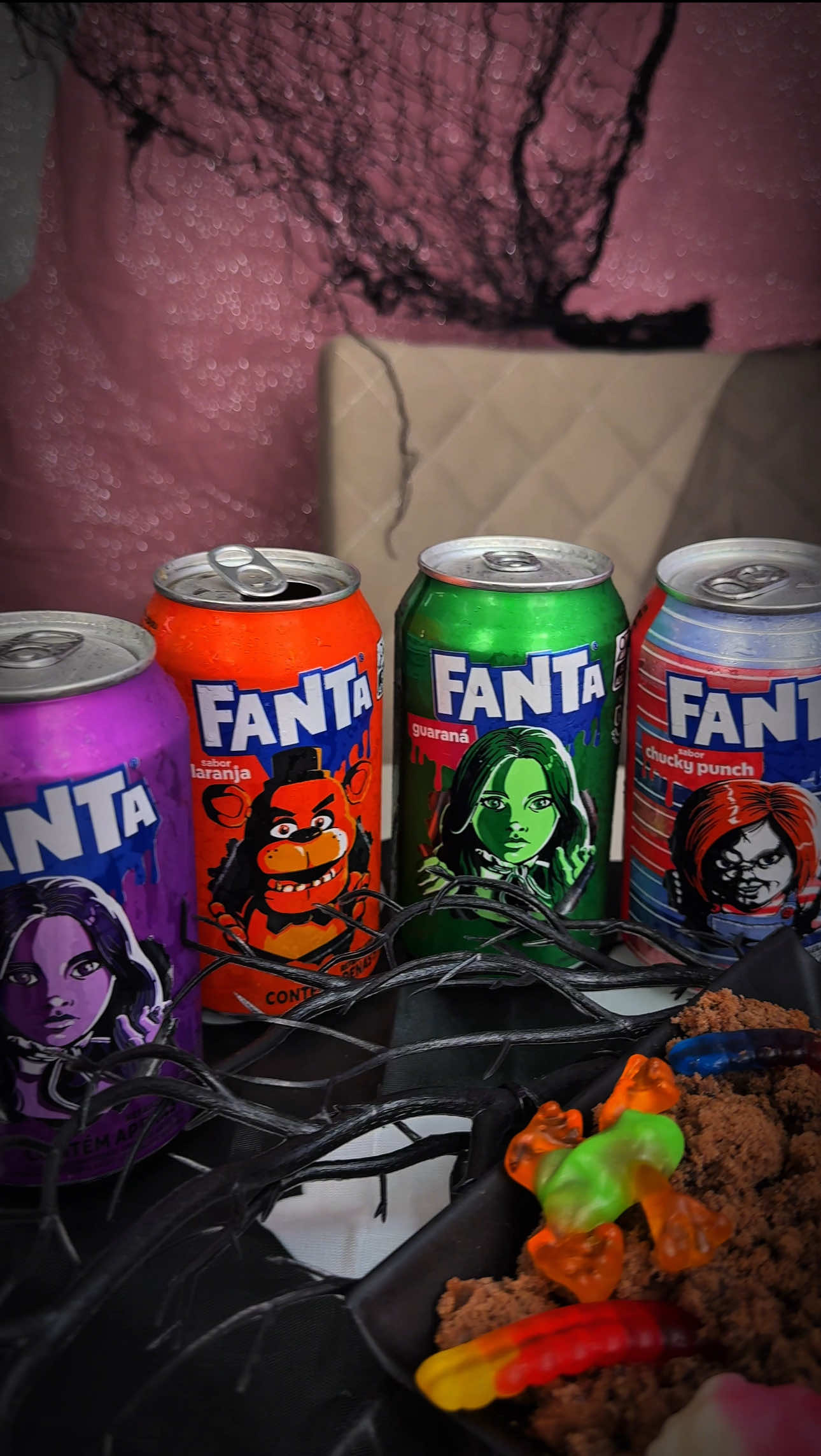 E no centro de tudo, as edições especiais de Fanta 🕸️🎃 Porque Halloween sem Fanta não existe! 🧡 @Fanta #QuerFanta #FantaHalloween #publicidade