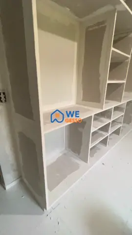 Guarda roupas de drywal, pronto e pintado! Você aí tem um ambiente que precisa ser transformado? Entra em contato com a gente que te ajudamos. #viraltiktok #gessoacartonado #guardaroupa #closet 