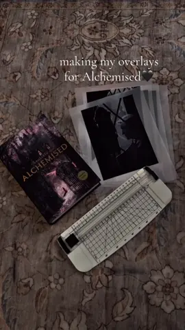 DIY my overlays for Alchemised with me!! In love with this artwork🖤 #senlinyu #alchemised #manacled #booktokfyp #BookTok 