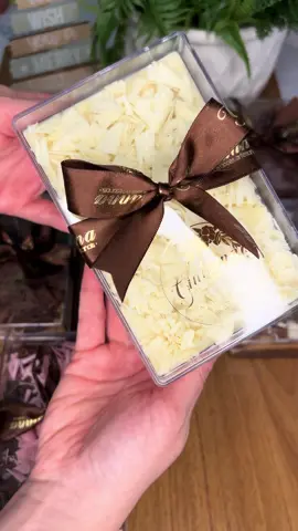 Pensa numa ideia que fica linda e se vende praticamente sozinha, é essa sobremesa na cake box da @bluestarartes 🤩 São perfeitas para presentear, decorar a mesa e ainda dá pra reaproveitar como caixinha de biscoitos, organizador de cozinha, porta temperos e por aí vai, coisas que a gente ama né.  Bora já incluir essa ideia no cardápio e vender MUITO.  Deixei o link do raspador e das cake box nos meus destaques, só clicar lá pra comprar. 🤩 A receita desse creme divino é facílima, anota aí: 1 caixinha de leite condensado  400ml de leite  1 colher de sopa de maisena  200g de chocolate branco  Baunilha a gosto, pode ser essência ou pasta.  Leve tudo para cozinhar até chegar na consistência de creme firme, não se preocupe porque não fica com gosto nem textura de maisena, o chocolate traz a textura ideal pra esse creme, só façam. 😍 #fyp #tiktok #viral #sobremesa #receitasimples 