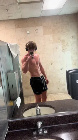 losing my abs for the bulk 😔#gym #gains #natty #lifting 