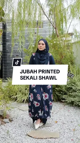 Senang, simple & serba lengkap 🌸  Jubah printed dengan shawl matching, sekali sarung terus nampak kemas.  Sesuai untuk kerja, jalan-jalan & event  #naisyahxclusive #jubah #jubahprinted #jubahcorak #jubahmuslimah 