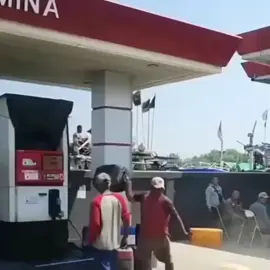 PARA NELAYAN NGAMUK KEBIJAKAN YANG GAK BISA BELI BBM PAKAI DIRIGEN !!  Sejumlah nelayan di Palabuhanratu, Sukabumi, melancarkan protes ke SPBU setelah mereka ditolak saat mencoba membeli BBM subsidi menggunakan jerigen padahal selama ini mereka biasa membeli secara seperti itu. Mereka menyebut kebijakan tersebut memperumit operasional melaut, karena harus membawa kapal ke pom bensin jika ingin mendapatkan BBM.  Pihak SPBU menyatakan bahwa penolakan pengisian jerigen bukan berarti pelarangan mutlak, melainkan pengaturan waktu pelayanan agar tidak bertabrakan dengan kendaraan umum, namun informasi ini belum tersosialisasi dengan baik kepada nelayan lokal.