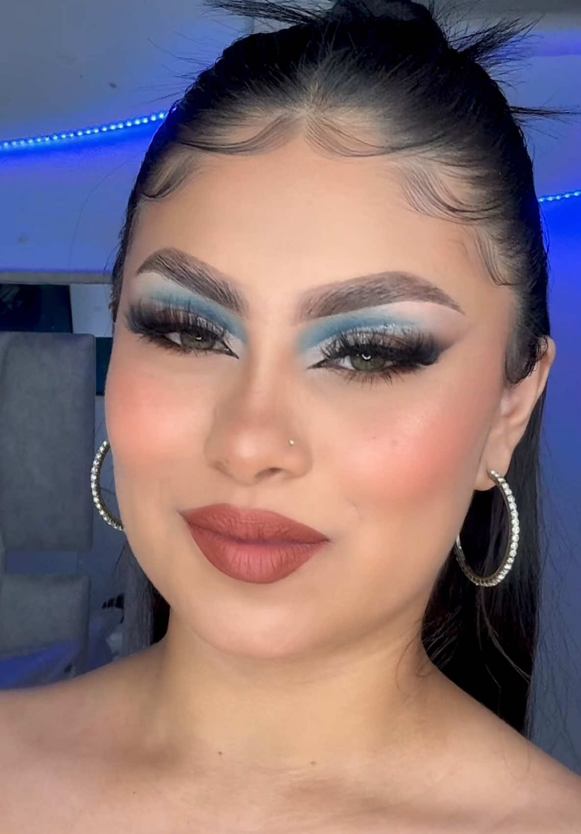 Cada día más enamorada de mis makeups 🩵🤎  #makeup #maquillaje #viralmakeup #tendencias #viralmaquillaje #azul #cafe #maquillajedramatico #viraltiktok #beautyblogger #paratii #maquillajedeojos #maquillajetips 