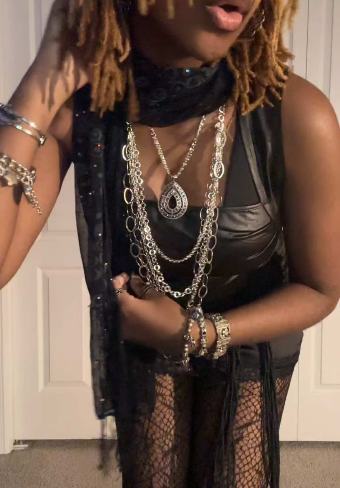 my feet hurt but at least the fit is cute🙏🏾#4043rr0r #mxstealyourgirl #locs #OOTD 