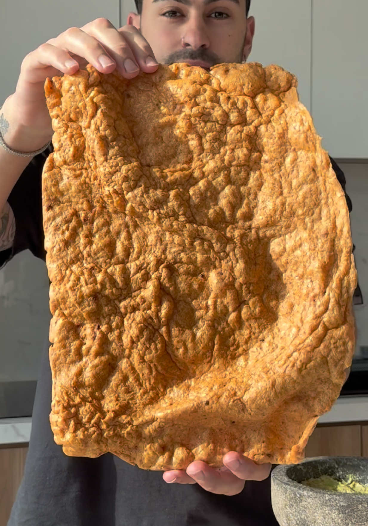CHICHARRÓN DE POLLO: el snack que tenés que probar 🐔🔥 • Esto queda increíble: super crocante, lleno de sabor y lo podés acompañar con lo que quieras. Yo lo serví con un guacamole, pero cualquier salsita le va de maravilla 🙌🏻 • La clave está en estirar bien finito el pollo sobre la placa y cocinarlo despacio a horno medio (o en freidora de aire si tenés). El bicarbonato ayuda a que la mezcla se infle un poco y quede más aireada y crocante 👌🏻 • 𝕀𝕟𝕘𝕣𝕖𝕕𝕚𝕠𝕟𝕥𝕖𝕤: Para el pollo: • 2 Pechugas de Pollo 🐔 • Ajo en Polvo, Pimentón, Ají Molido, Sal y Pimienta 🌶️🧄🧂 • 2cdas de Bicarbonato 🥄 • Para el guacamole: • 2 Paltas 🥑 • 1 Tomate perita 🍅 • 1 Cebolla Morada 🧅 • 1 Limón 🍋 • Cilantro 🌿 • Es fácil, sabroso y con la crocantez justa. ¡Lo probás una vez y lo querés hacer siempre! 💥🍗 • #chicharron #pollo #healthyfood 