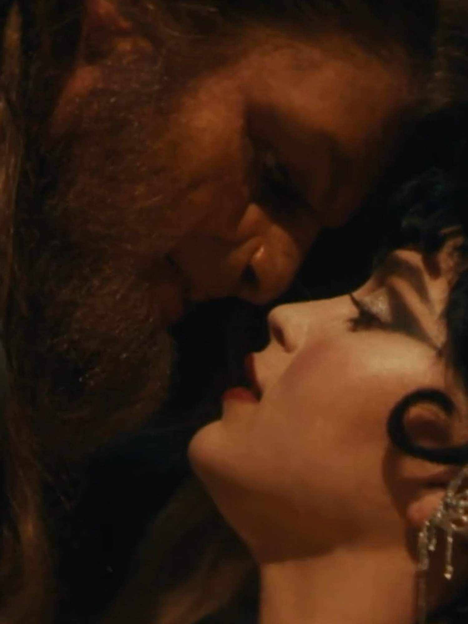 Sou só eu ou essa Fera tem um… charme? 🫣 Calma aí, Tommy Dewey e Melissa Barrero! 👀🔥 📱 Assista Minha Fera no meu catálogo dentro do Globoplay, do Prime Video ou no app da sua operadora de TV. #MinhaFera #YourMonster #romance #tiktokmefezassistir