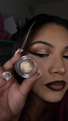 Flutterpots are packed with shimmer without the gritty feeling! They are long-wearing and there’s no creasing! Can be used as an eyeshadow, highlight or body shimmer 💖 #creamtopowdereyeshadow #eyeshadowpot #shimmereyeshadow #goldenhourmakeup #makeuptutorial 