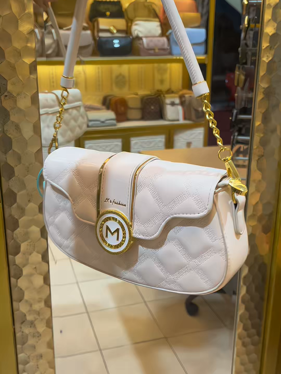 Yakin gak mau tas kalau harganya semiring ini? #taswanitaelegan #shoulderbagwanita #tasselempangwanita #handbagwanita
