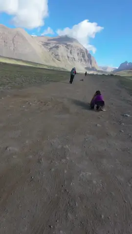 绕冈仁波齐转山一圈，可洗尽一生罪孽。 然而，我只是个没有信仰的游客。 路上相遇的，多是真正的朝圣者。他们默念经文，眼神笃定，或缓步而行，或以最虔诚的姿态—五体投地，匍匐着接近信仰。那起伏的身影在风雪中前行，额头沾满泥土，却仿佛不知疲惫与严寒。那份源于信仰的平静与力量，无声地撞击着我的心灵。 #冈仁波齐 #朝圣之路