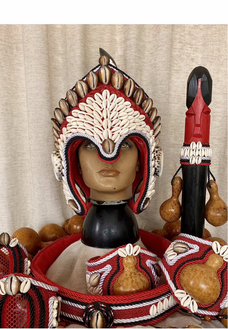 • Èṣù • O mensageiro e comunicador. Senhor dos caminhos e portais. O dinamismo existente que permeia as nossas vidas e está sempre entre nós. Quando o Senhor dos Caminhos encontra graça em nossas mãos, não podemos fazer menos do que honrar a sua presença com o nosso melhor. Adupé Òrìsá por mais essa honra  PARAMENTA LUXO - ÈSÚ  Sob encomenda 📲 Pedidos via WhatsApp Oxalarte | Link na Bio . . . . . . . . . #exu #axe #paramentasdeorixas #orixas #candomblé                         