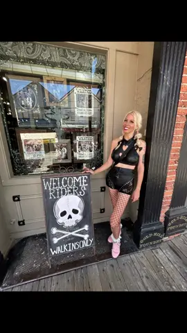 Lmao! Well today was not the day to wear this. So many bikes, not so many people. A lot of grandmas in church clothes. Maybe tomorrow will be better 🫣🫠😅 