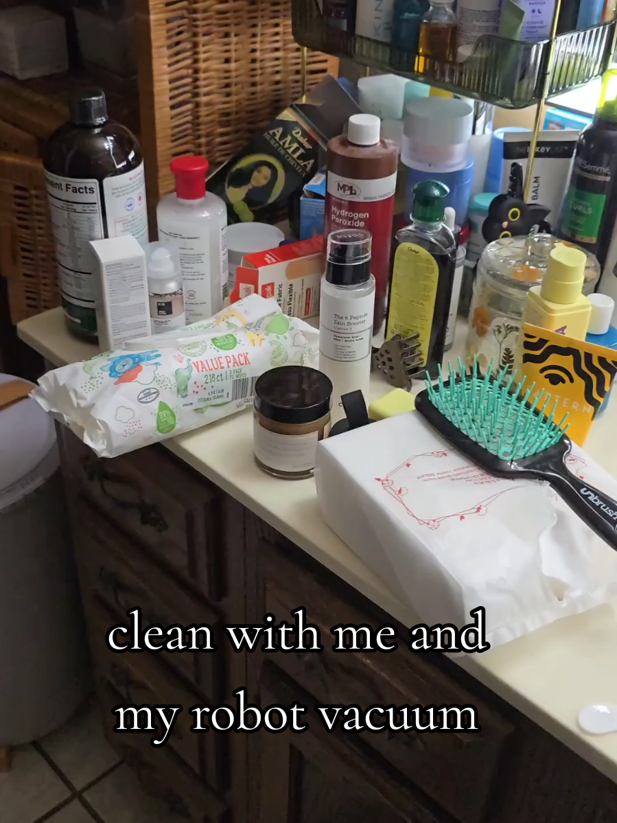 My goal is to clean while the robit vacuum cleans a room in my house.  this is the @eufyhome US L60 robot vacuum.. that maps out your house. So I can tell it to clean a specific room (or the whole house)  #CleanTok  #vaccumcleaner #robotvaccuum #vaccum  #eufy 