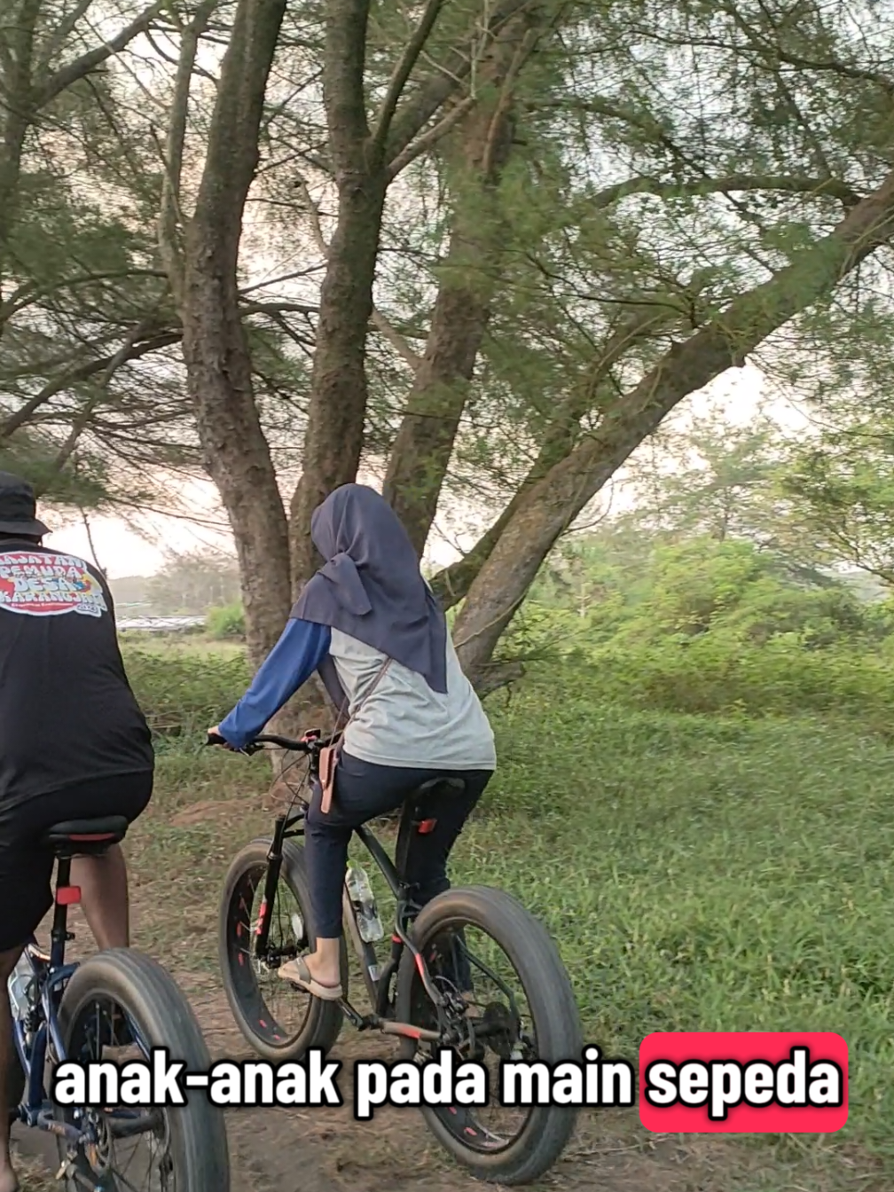 sebenernya nggak tau malah kalo lagi trend sepeda 😅 tapi trnyata setelah posting bnyak fyp sepeda juga 🚴‍♂️🚴 #gowessepeda #fatbike #cemara #purworejo #bycicle 