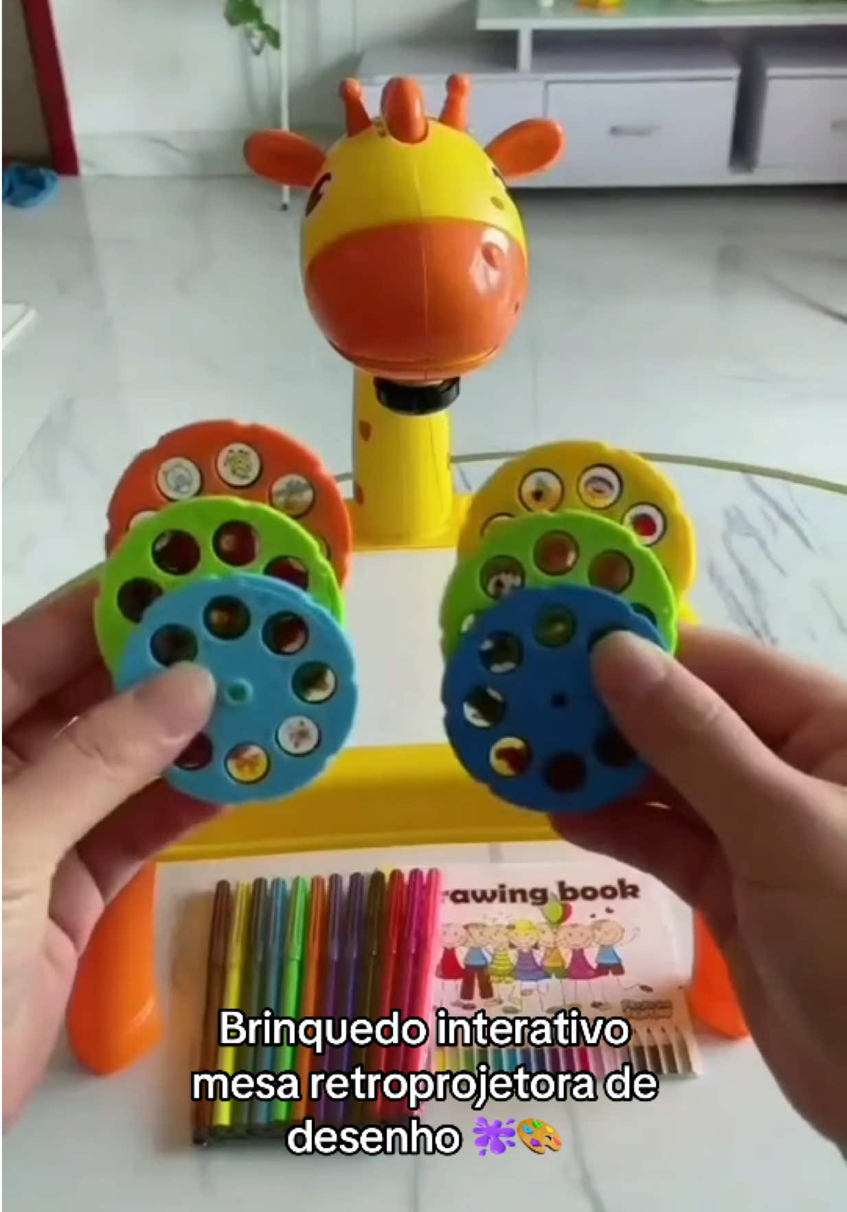 Comente GIRAFA que envio o link pra você ✨ Mesa de desenho com retroprojetor infantil, presente perfeito para o dia das crianças 😍 