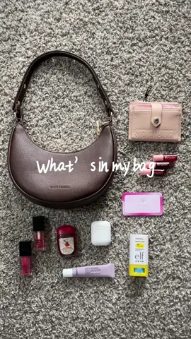 What’s in my bag #whatsinmybag #fyp #girls 