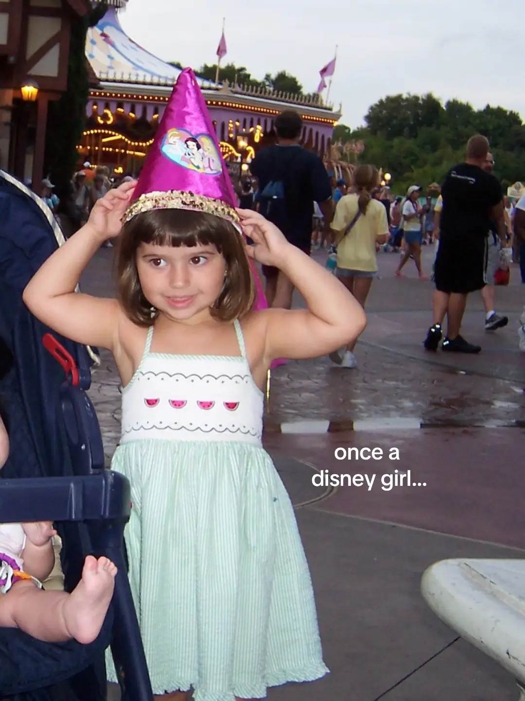 this trend is so wholesome😭 #disney #waltdisneyworld #disneyland #disneyparks #magickingdom @Disney Parks *tiktok i’m 25*