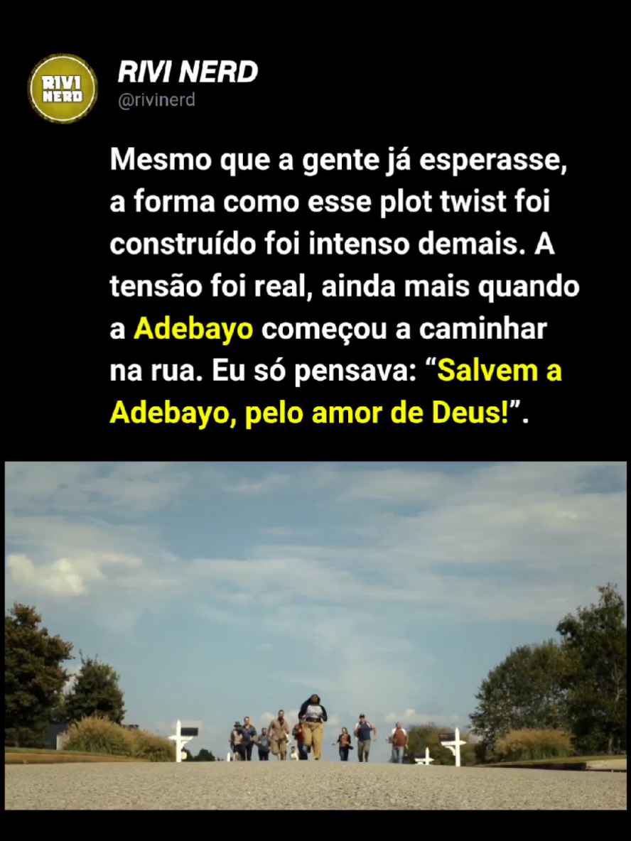 😬 A cena da Adebayo andando na rua foi de arrepiar. Ela acena pra uma loira no carro, a mulher devolve com um olhar de puro medo e, logo depois, o irmão do Pacificador para o carro e começa a buzinar gritando “Uma negra! Uma escapou”. Cara, eu jurava que nessa dimensão os negros já tinham sido exterminados, mas parece que o bagulho vai além — rola papo de campo de concentração e tudo. - 🎥Série: 