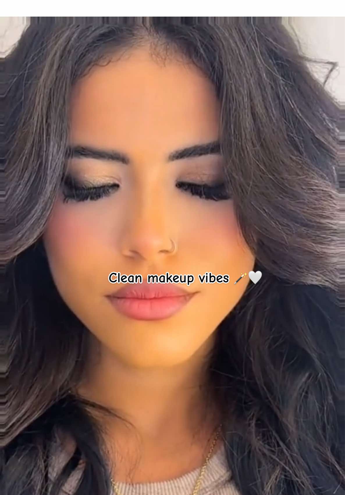 ‎لوك مكياج مع  بثينه🪄💖 عيونها مبطنه صغيرونه طلعت جمالها بتمويه الأسود من درجات اللون البني علشان أوسع العين و اخفي التبطين مع تفتيح منطقة العين من جدام و عاد الفينيشنق مالي 💅🤍 ‎#فاطمه_تج #kuwait #fatimah_touch #makeup #makeuptutorial 