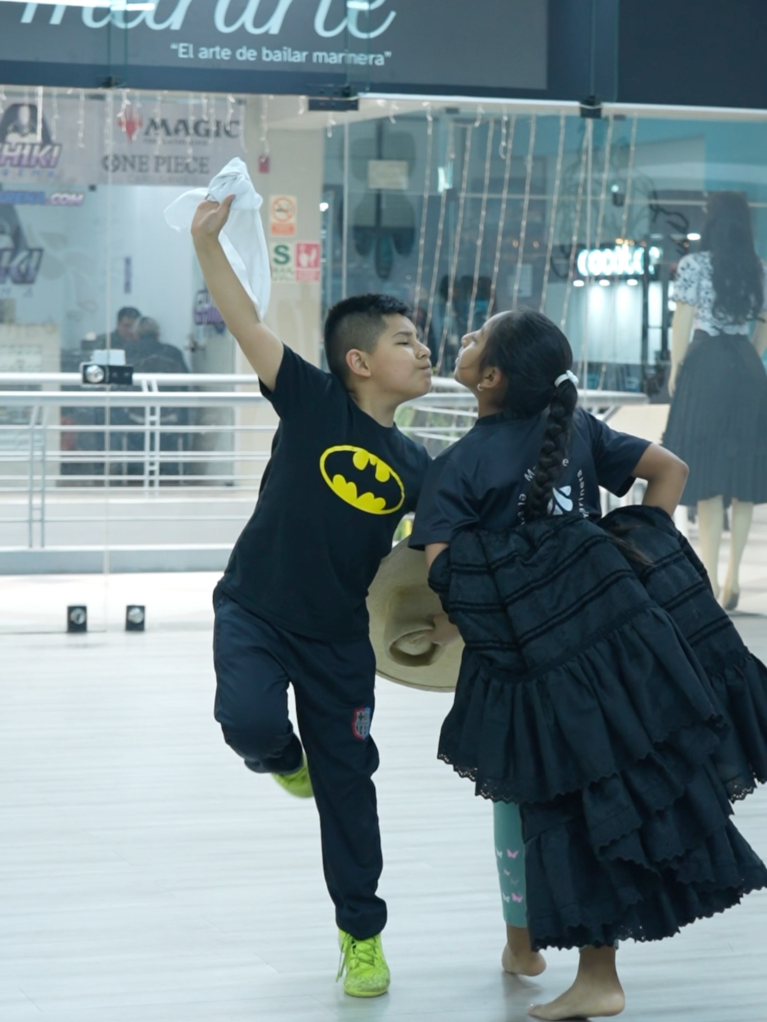 Camila y Johnny dejaron todo en la pista durante su clase particular 🤩 Pero la pregunta es… ¿adivinas qué marinera están bailando en este clip? 👀 Escribe tu respuesta en los comentarios y reta a tus amigos a participar también 🔥 Y si quieres vivir esta experiencia, únete a nuestras clases particulares o grupales y mejora tu baile desde la primera sesión. #AdivinaLaMarinera #ClasesDeMarinera #MarineraPeruana #JuegoDeBaile #PasiónPorLaDanza