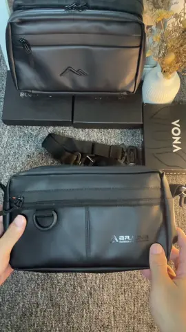 tas selempang pria arjuna sudah waterproof tahan air kualitas premium tas 3in1 bisa dijadikan handbag clutchbag dan slingbag, desain simpel keren mewah dan elegan bisa muat banyak barang seperti charger dompet parfum dan lain lain yuk langsung checkout sekarang di keranjang kuning bawah bosku #tasselempangpria #tasselempangmurah #slingbagpria #handbagpria #handbagwaterproof 