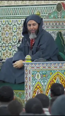 قِصَّةُ الإِمَامِ أَبِي حَنِيفَةَ النُّعْمَانِ رَحِمَهُ اللهُ مَعَ جَارٍ لَهُ إِسْكَافٍ – أَيْ صَانِعِ الأَحْذِيَةِ وَمُصْلِحِهَا – وَمَعَ العَسَسِ.. ذَكَرَ الخطيب البغدادي في تاريخ بغداد (ج 13 / ص 333): أنَّ الإِمَامَ أَبَا حَنِيفَةَ النُّعْمَانَ رَحِمَهُ اللهُ كَانَ لَهُ جَارٌ إِسْكَافٌ، يَشْرَبُ اللَّيْلَ كُلَّهُ، فَيَرْجِعُ فِي آخِرِهِ سَكْرَانَ، وَيُغَنِّي وَيَقُولُ: أَضَاعُونِي وَأَيَّ فَتًى أَضَاعُوا *** لِيَوْمِ كَرِيَّهٍ وَسِبَاقِ سَبْسَاقِ  بمعنى :  يفخر بنفسه ويقول: 
