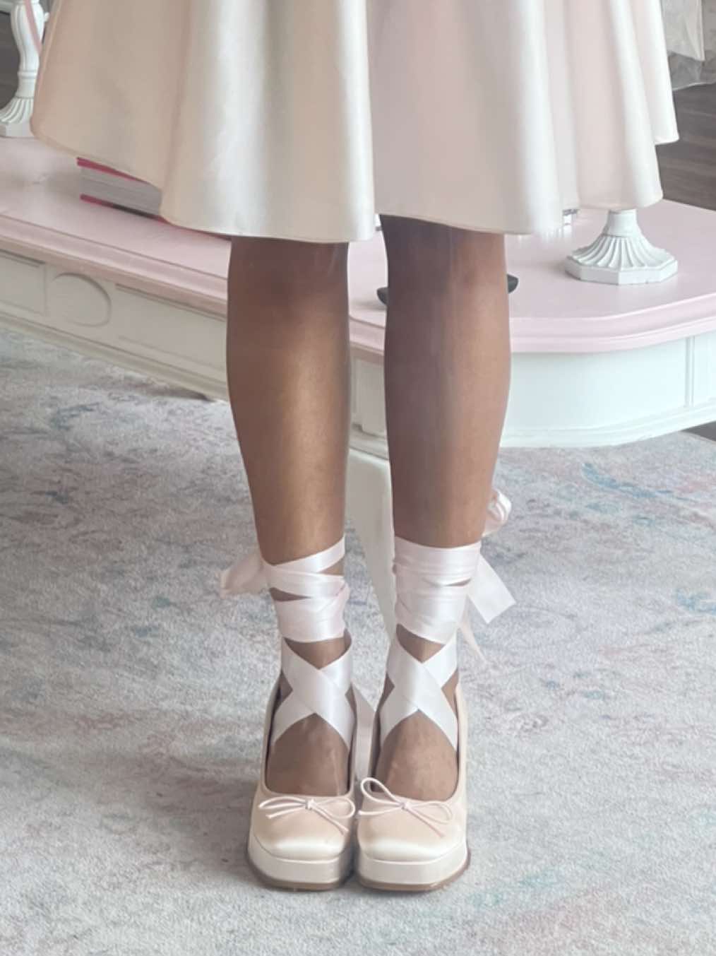 Ft my DIY crown 🤭🎀  #laufeyLA #laufeytour #lovergirl 