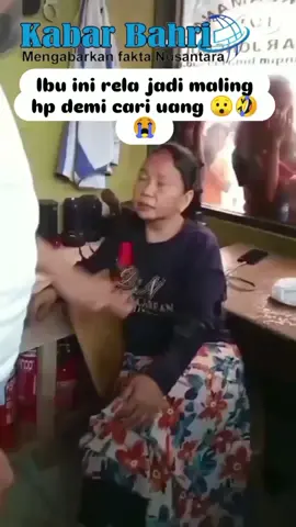 Seorang ibu ini diduga kepergok maling hp seorang warga , saat di amankan di pasar Jonggol ibu itu di tanyai oleh seorang pria yang berdiri sambil kenepal nepak jidatnya .