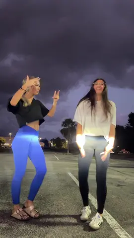 FEEL THE BASSSSSSS @Brooklin🤍 #feelthebass #dancetok #twin #duo 