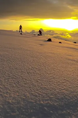 ☀️🏂 Snowboard al atardecer  🏔️ Chimborazo . . . #Chimborazo #MontañasVivas #AndesEcuador #discoverecuador #snowboardecuador 