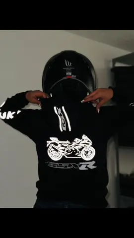 💙🔥 Buzo de mujer inspirado en la Suzuki GSX-R 🔥💙 Un diseño exclusivo y personalizable para moteras que viven la velocidad. 📲 Info y pedidos: 321 473 3185 #gsxr #buzomotero #suzukigsxr #suzuki #moteras 