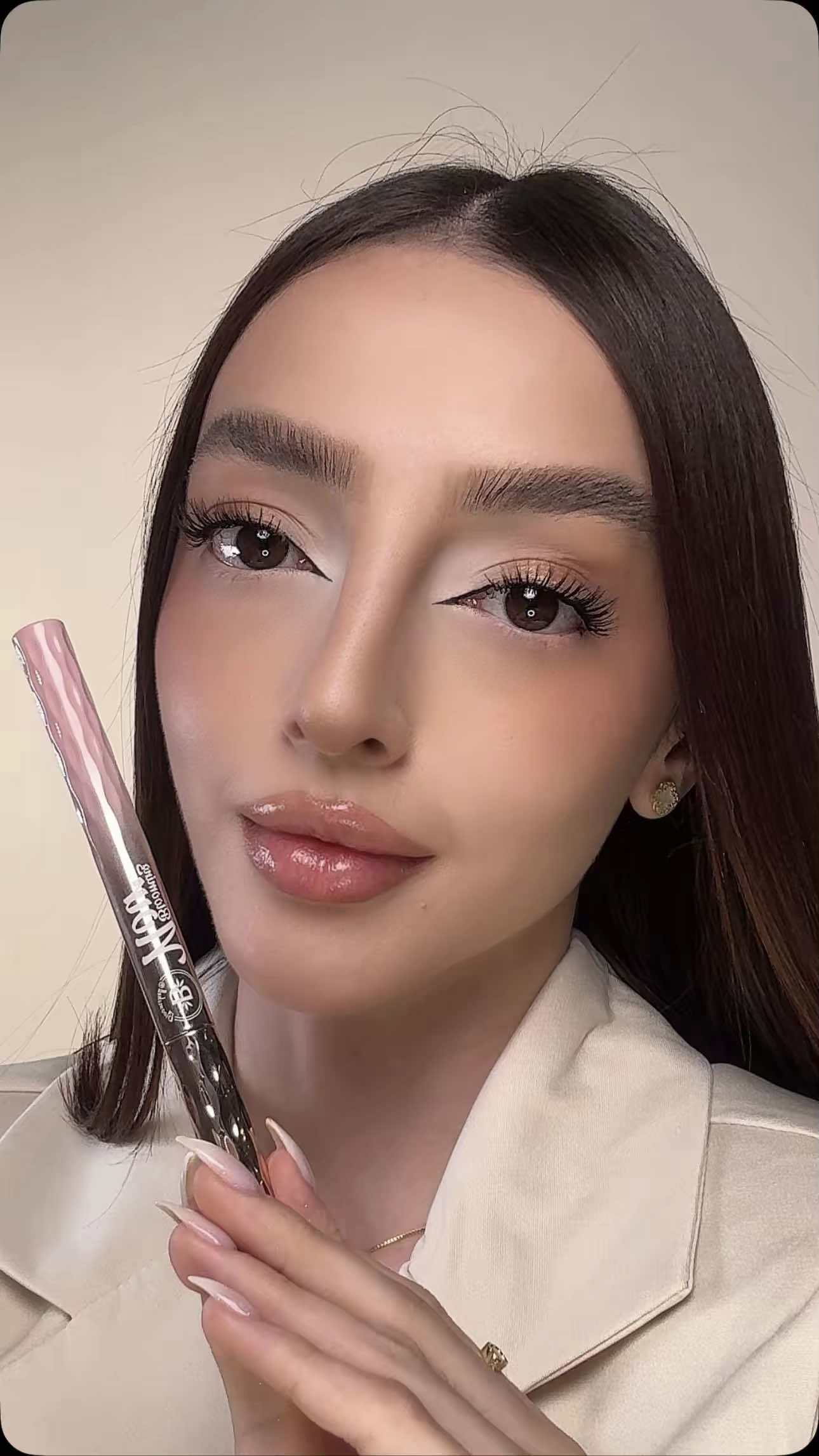 ¿Buscas el delineado perfecto? 😍 Nuestro plumón te dará una mirada impactante y duradera, sin preocuparte por retoques.