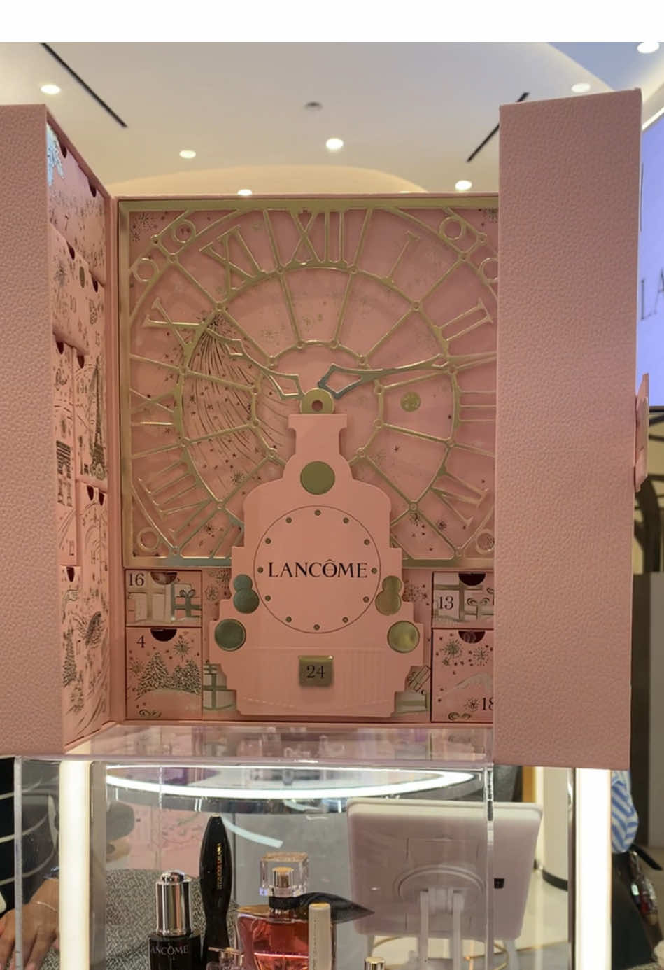 Calendario de adviento de @Lancôme 🤍 ADVENT CALENDAR HOLIDAY LIMITED  EDITION  🤍 Son 24 sorpresas! 6 Full Size + 18🤍 #adventcalendar #lancome #chritsmas #navidad #christmastiktok  Este set de regalo incluye: LA VIE EST BELLE ELIXIR 30ML LASH IDOLE FLUTTER MINI GÉNIFIQUE EYE CREAM 5ML IDOLE EDP 5ML GÉNIFIQUE ULTIMATE 20ML LIP IDOLE BUTTERGLOW MINI LIP IDOLE JUICYTREAT ABSOLUE SOFT CREAM 15ML RÉNERGIE NEW HPN CREAM 300 15ML LAIT GALATAIS CONFORT 50ML CONFORT TONIQUE 50ML BI FACIL EYE 30ML HYPNOSE DRAMA LASH IDOLE MASCARA MINI MINI VELA EDICIÓN LIMITADA CILS BOOSTER L'ABSOLUE ROUGE INTIMATTE 274 LA VIE EST BELLE 50ML RÉNERGIE NIGHT CREAM ABSOLUE EYE CREAM 5ML